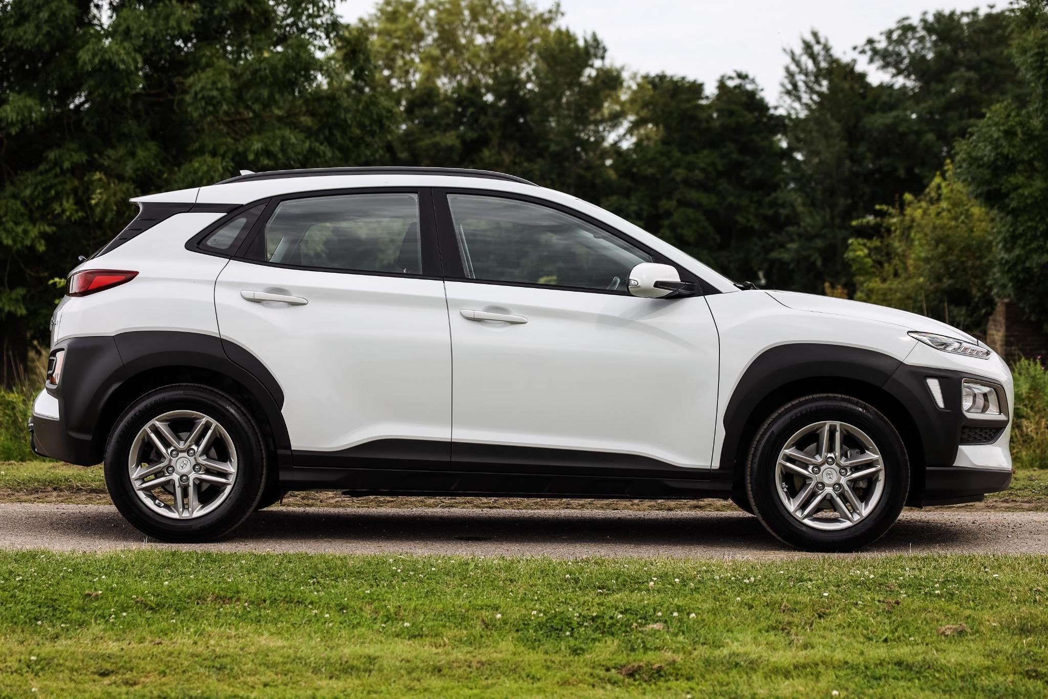 Hyundai Kona 120 PK T-GDI Comfort ✅ CarPlay ✅ Camera ✅, Stof, Gebruikt, Euro 6, Wit