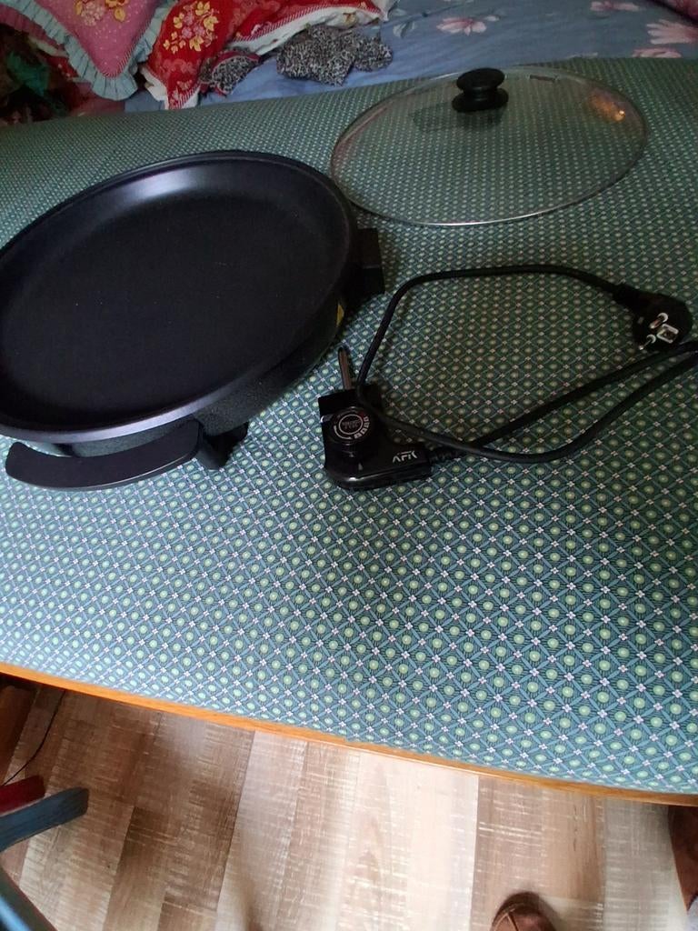 Elektrische  camping hapjes of braadpan., Ophalen, 4 t/m 7 personen