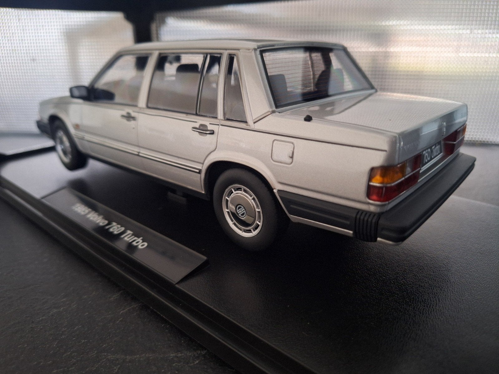 Volvo 760 1985 Schaal 1:18, Hobby en Vrije tijd, Modelauto's | 1:18, Overige merken, Triple 9, Nieuw, Auto