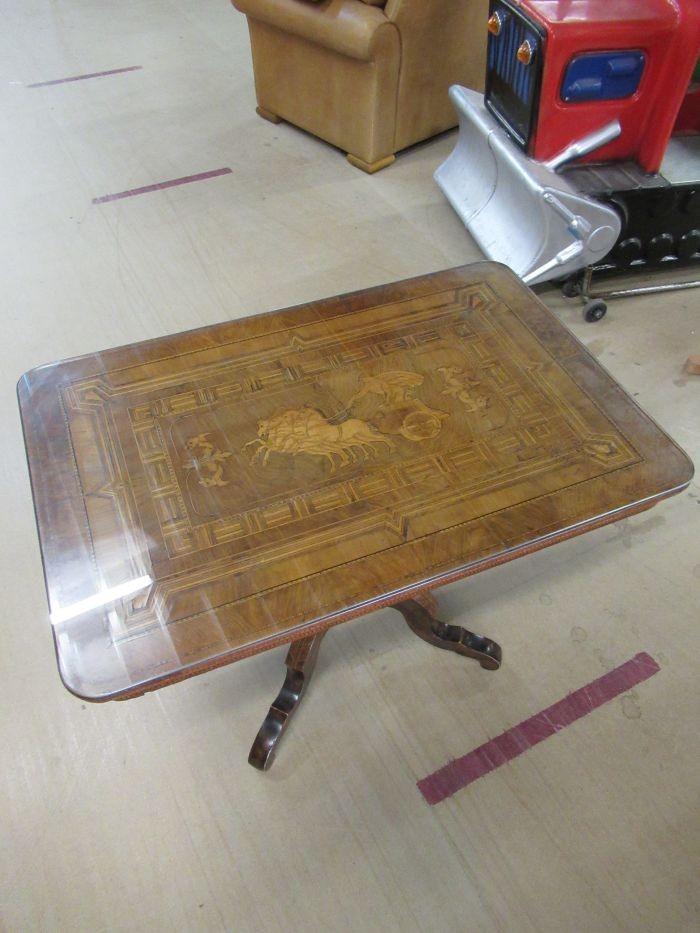 Oer 09509 ANTIEK noten ingelegde Sorento tafel met glasplaat, Ophalen