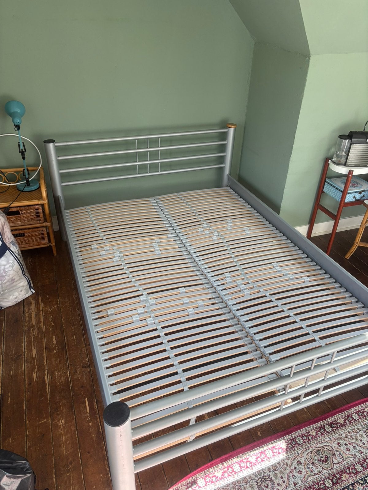 Metalen bedframe, Huis en Inrichting, Slaapkamer | Bedden, Ophalen, Gebruikt, 140 cm, Twijfelaar