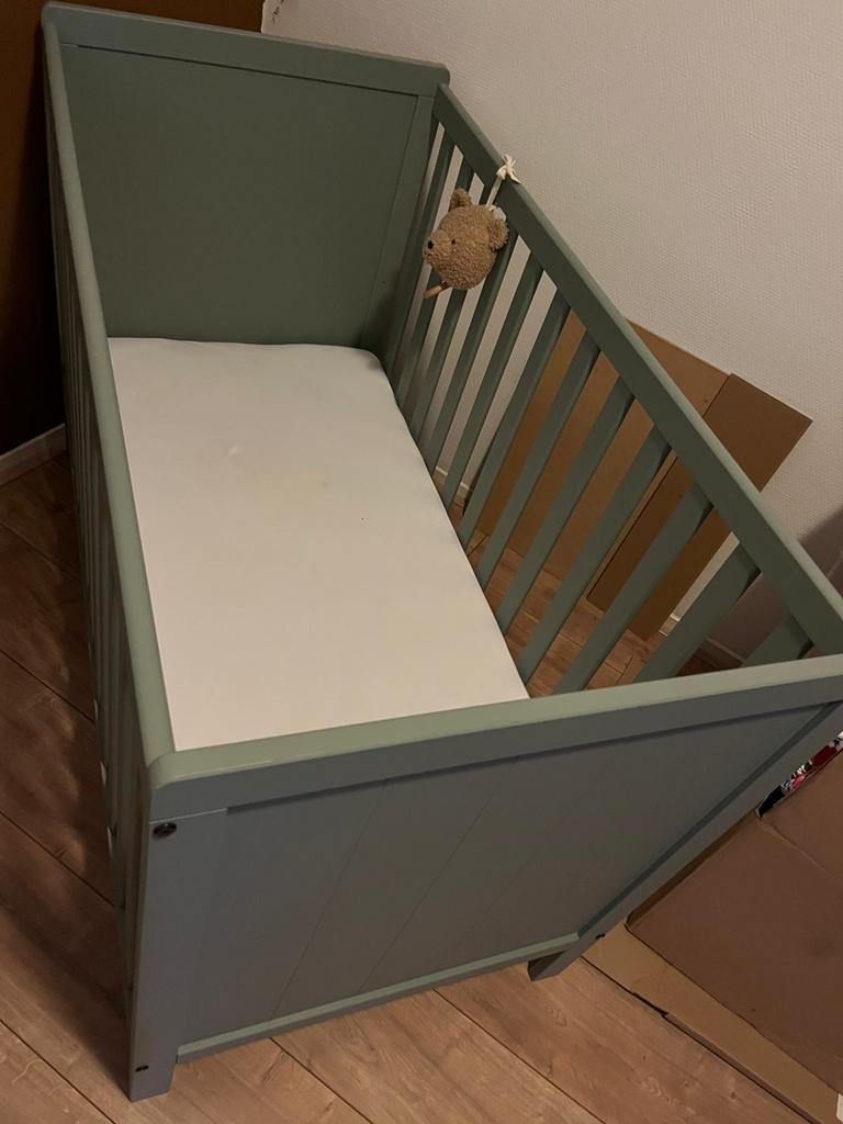 Groen ledikant met matras, Ophalen, Zo goed als nieuw, Ledikant