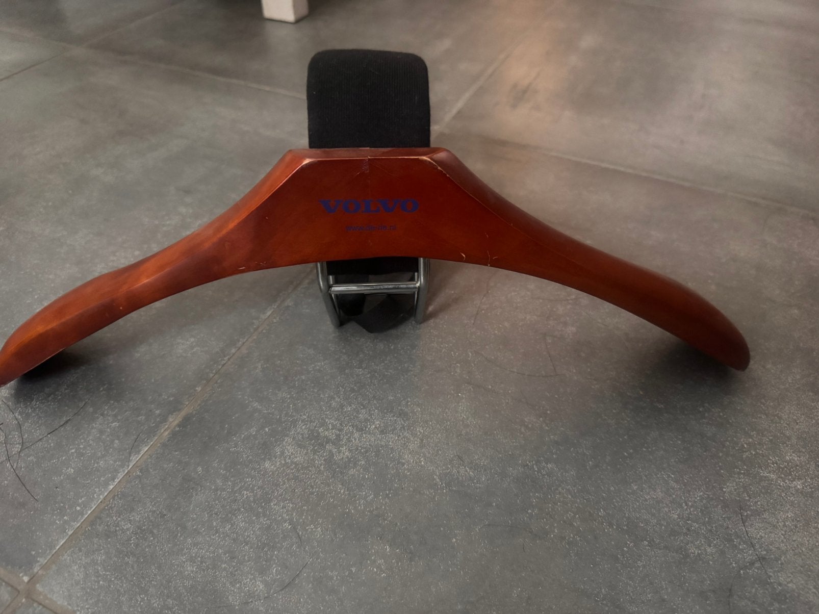 Te koop Volvo colbert hanger voor aan de stoel, Ophalen, Zo goed als nieuw, Hout