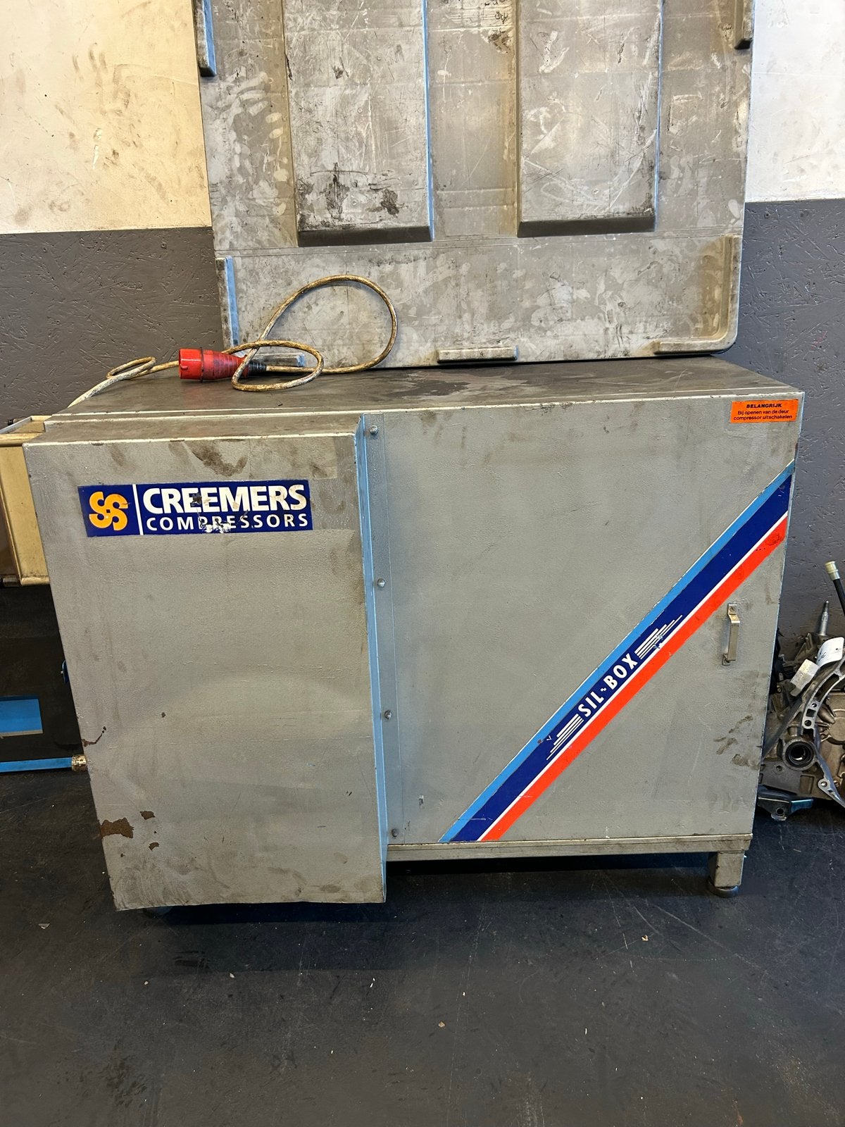 Creemers Compressor SIL-BOX - Geluidsgedempt en Mobiel, Gebruikt, 6 tot 10 bar, Ophalen of Verzenden, 200 tot 400 liter/min