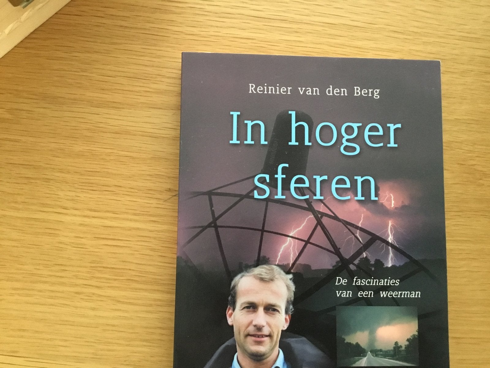 In Hoger Sferen - De fascinaties van een weerman, Boeken, Ophalen of Verzenden, Gelezen, Natuurwetenschap