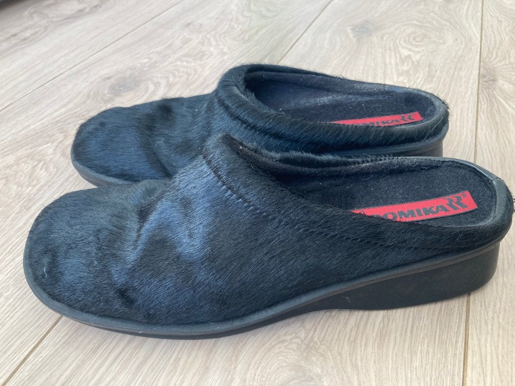 Zwarte vacht pantoffels van Romika maat 39, Zwart, Ophalen of Verzenden, Romaki, Pantoffels of Sloffen