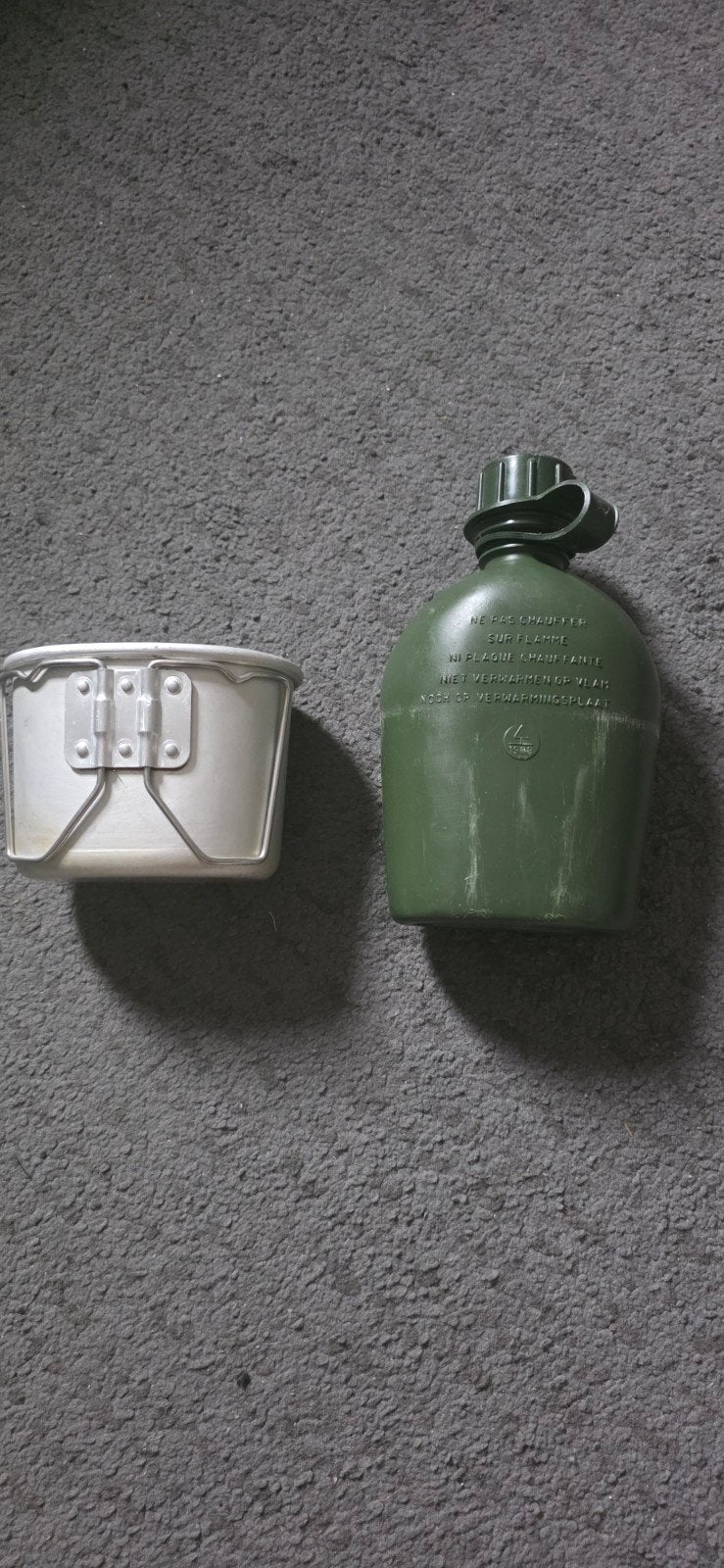 Militaire veldfles met beker - Groen, Verzamelen, Ophalen of Verzenden, Landmacht, Nederland, Overige typen