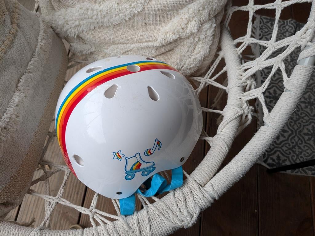 Witte kinderhelm K3 met regenboog en rolschaatsen (46-58 cm), Gebruikt, Jongen of Meisje, Overige maten, Ophalen of Verzenden