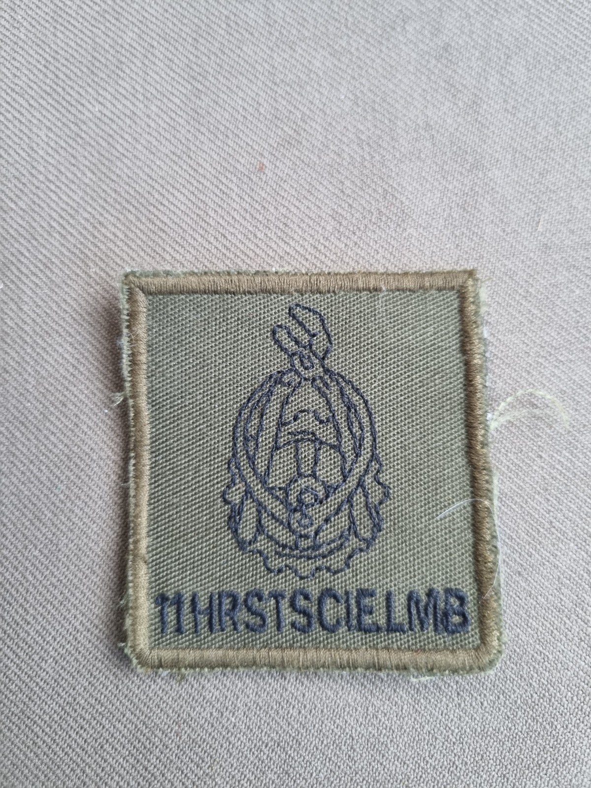foutief gespelde borstpatch 11 HRSTSCIE lmb, Ophalen of Verzenden, Landmacht, Nederland, Embleem of Badge
