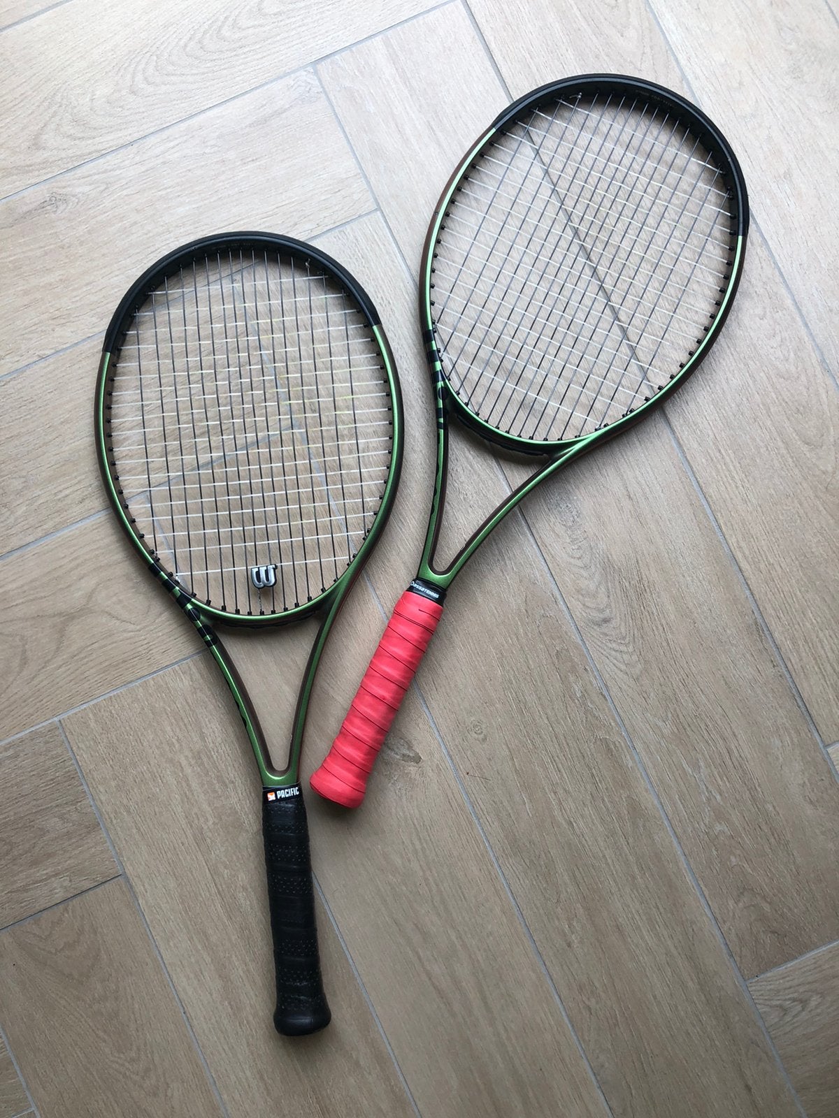 2x Wilson Blade V8 100 16x19 300g,, Sport en Fitness, Tennis, Gebruikt, L4, Ophalen of Verzenden, Wilson