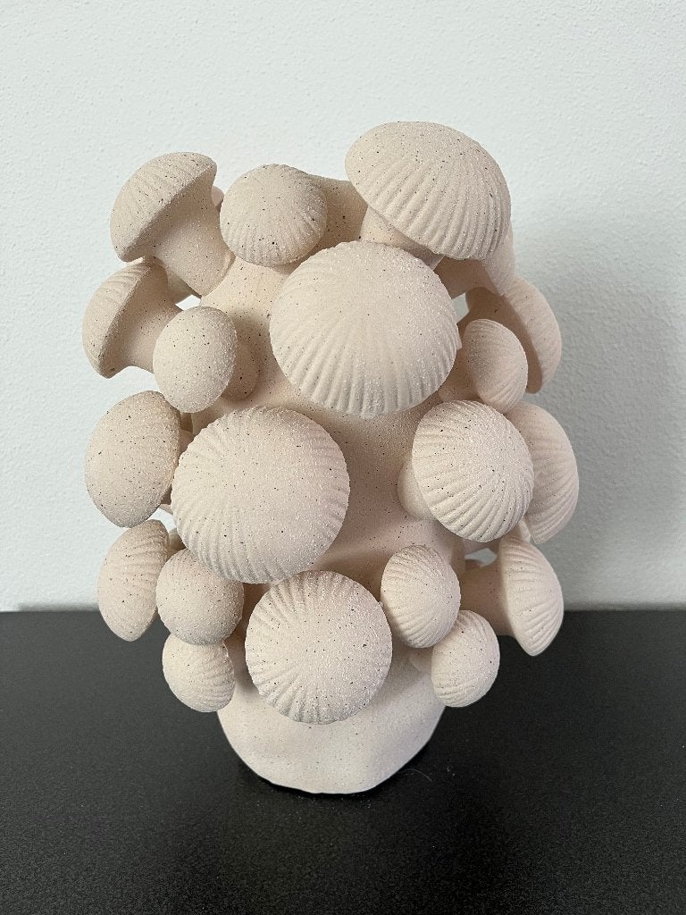 J-Line Vaas Fungi Beige Small – Keramieken Design Vaas Nieuw, Handgemaakt, Beige, Nieuw, Ophalen of Verzenden