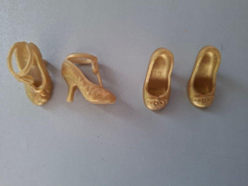barbie 2 paar goudkleurige schoenen oa Disney barbies, Verzamelen, Ophalen of Verzenden, Zo goed als nieuw, Accessoires