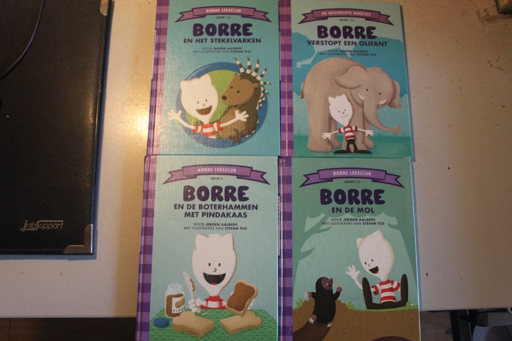 701d - boek - 4 boekjes van borre - en het stekelvarken / ve, Boeken, Ophalen of Verzenden, Gelezen, Fictie algemeen
