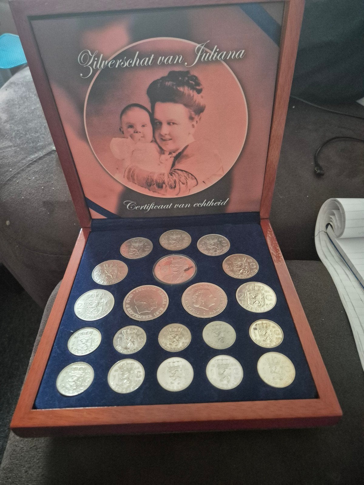 De echte zilverschat juliana hout doosje met echtheids certi, Postzegels en Munten, Munten | Nederland, Ophalen of Verzenden, Koningin Juliana