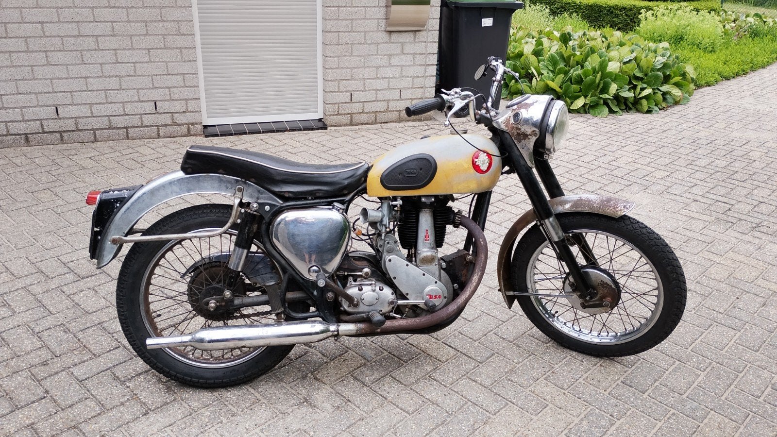 BSA B31 uit 1954 met kenteken en elektronische regelaar, Motoren