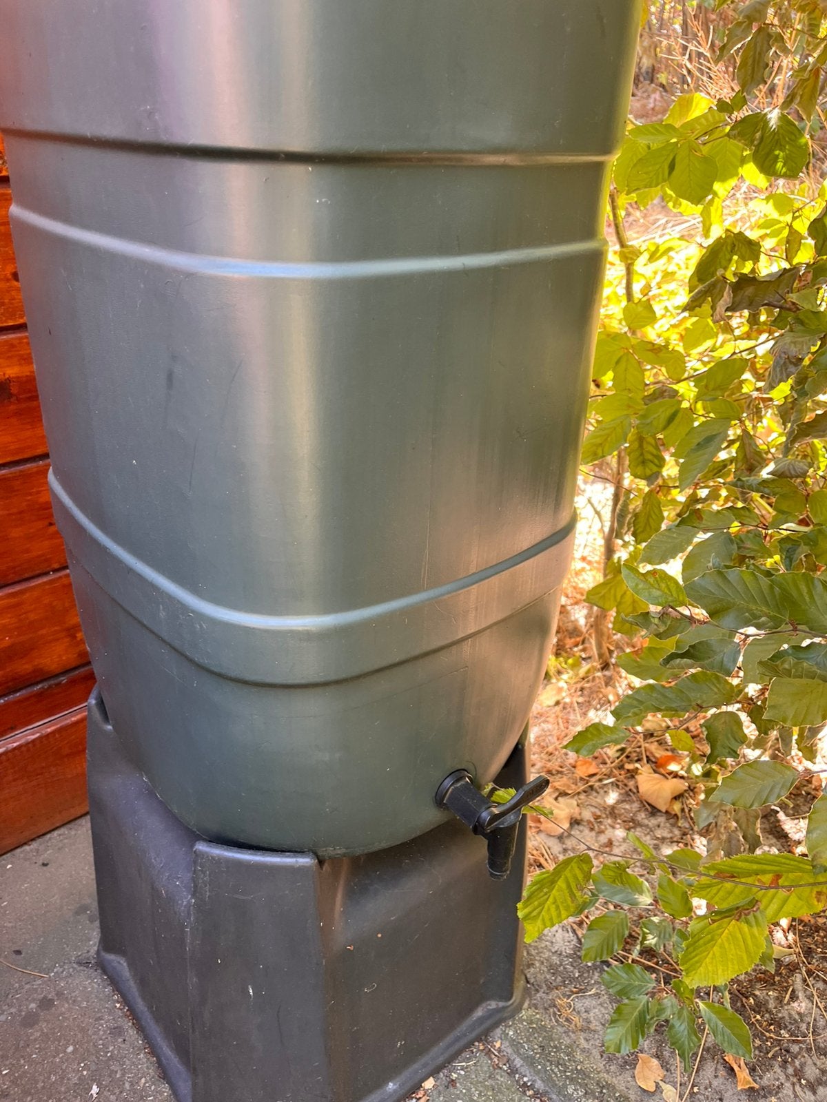 Regenton 2 stuks met kraantje en verhoging, 150 liter of meer, Ophalen, Zo goed als nieuw, Met kraantje