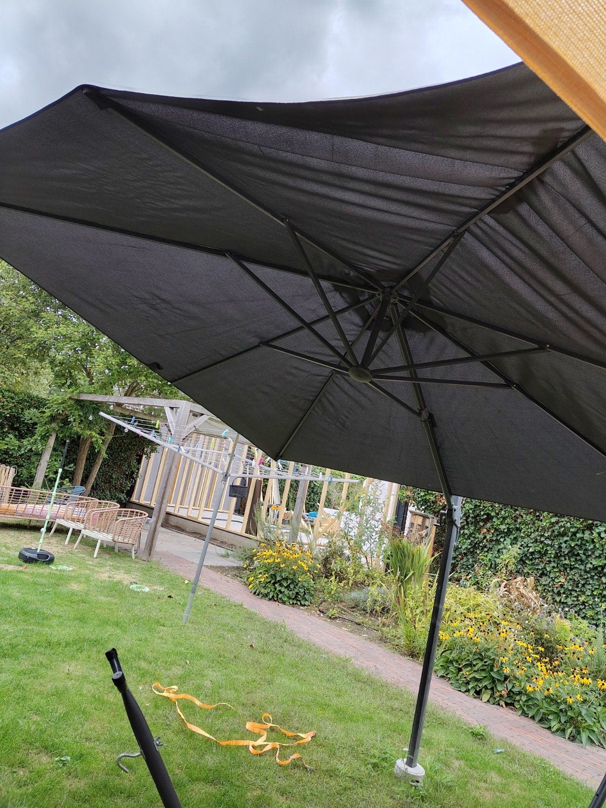 Parasol met grondvoet - Zwart, verstelbaar en kantelbaar, Ophalen, Kantelbaar, Gebruikt, 2 tot 3 meter