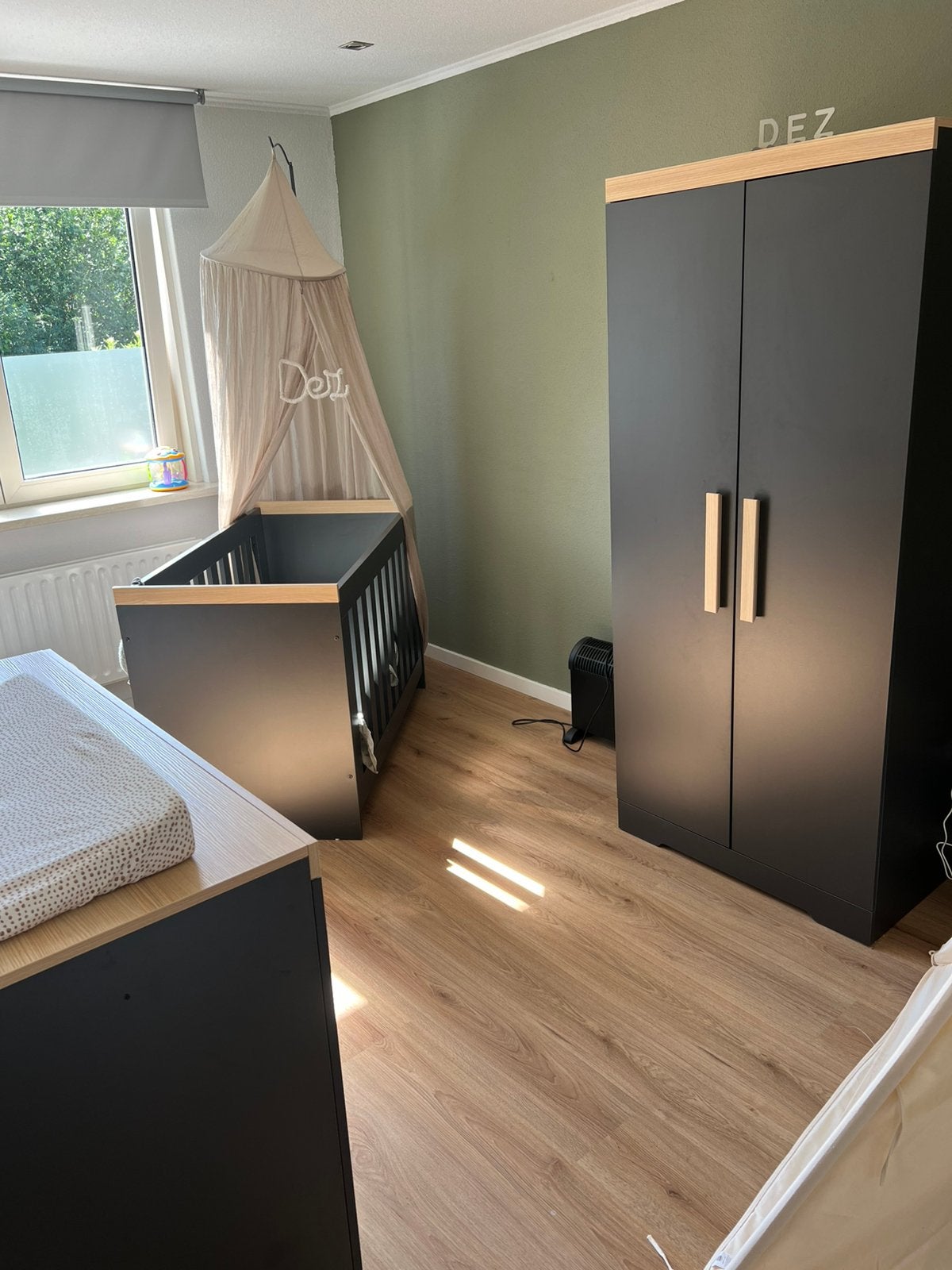 Babykamer grijs met licht houten accenten, Kinderen en Baby's, Kinderkamer | Complete kinderkamers, Ophalen, Zo goed als nieuw