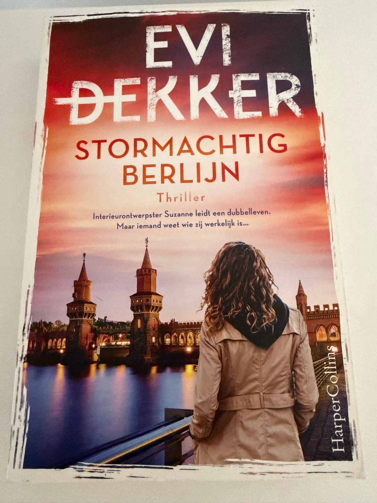Stormachtig Berlijn - Evi Dekker (Thriller), Boeken, Ophalen of Verzenden, Zo goed als nieuw, Nederland