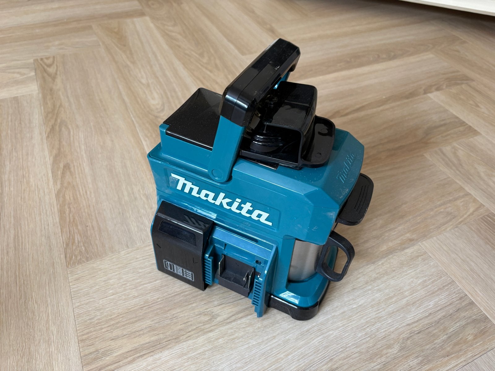 Makita Koffiezetapparaat DCM501Z - Draagbaar en Robuust, Ophalen, Afneembaar waterreservoir, Koffiemachine, Gemalen koffie
