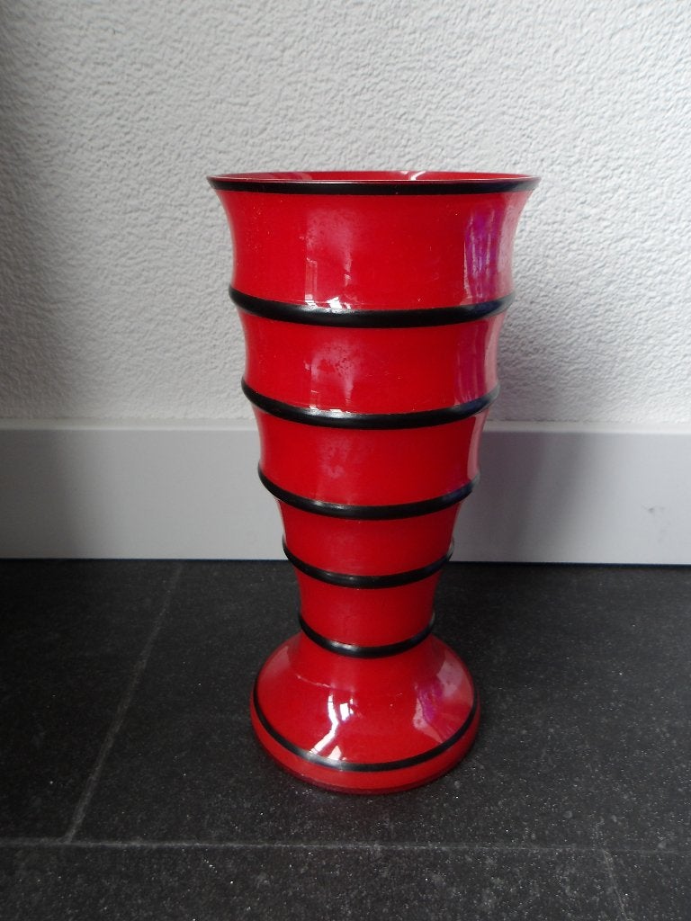 Vaas rood glas zwart ringen, Gebruikt, 21 cm, Ophalen of Verzenden, Glas