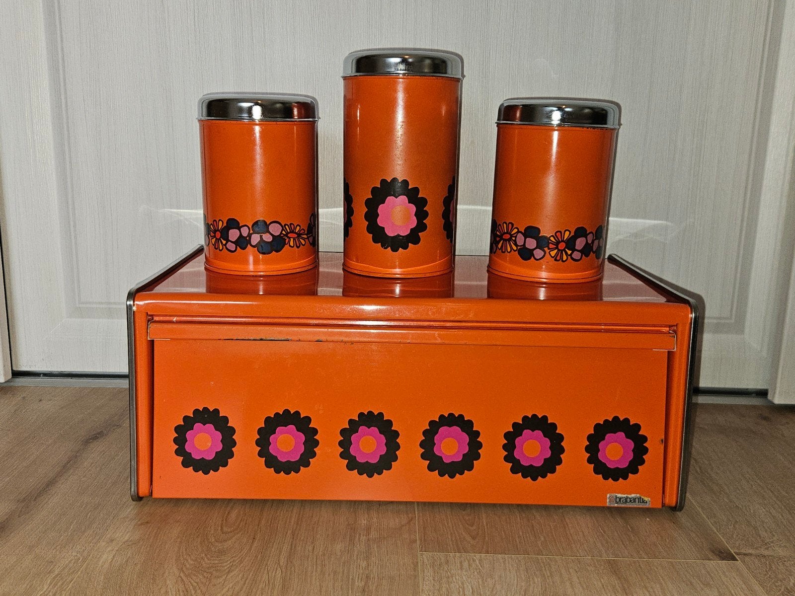 Jaren '70 broodtrommel en beschuitbussen - Oranje bloemen, Ophalen