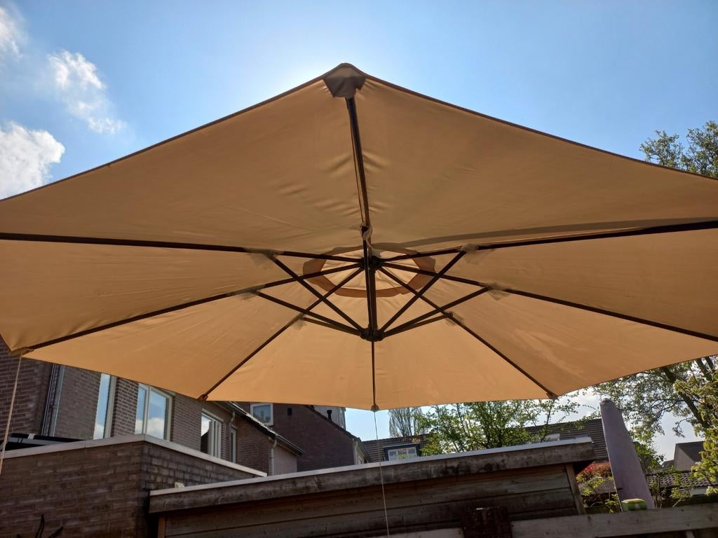 Zweefparasol beige, 3 meter doorsnee, in prima staat, Tuin en Terras, Parasols, Ophalen, Zo goed als nieuw, 2 tot 3 meter, Zweefparasol
