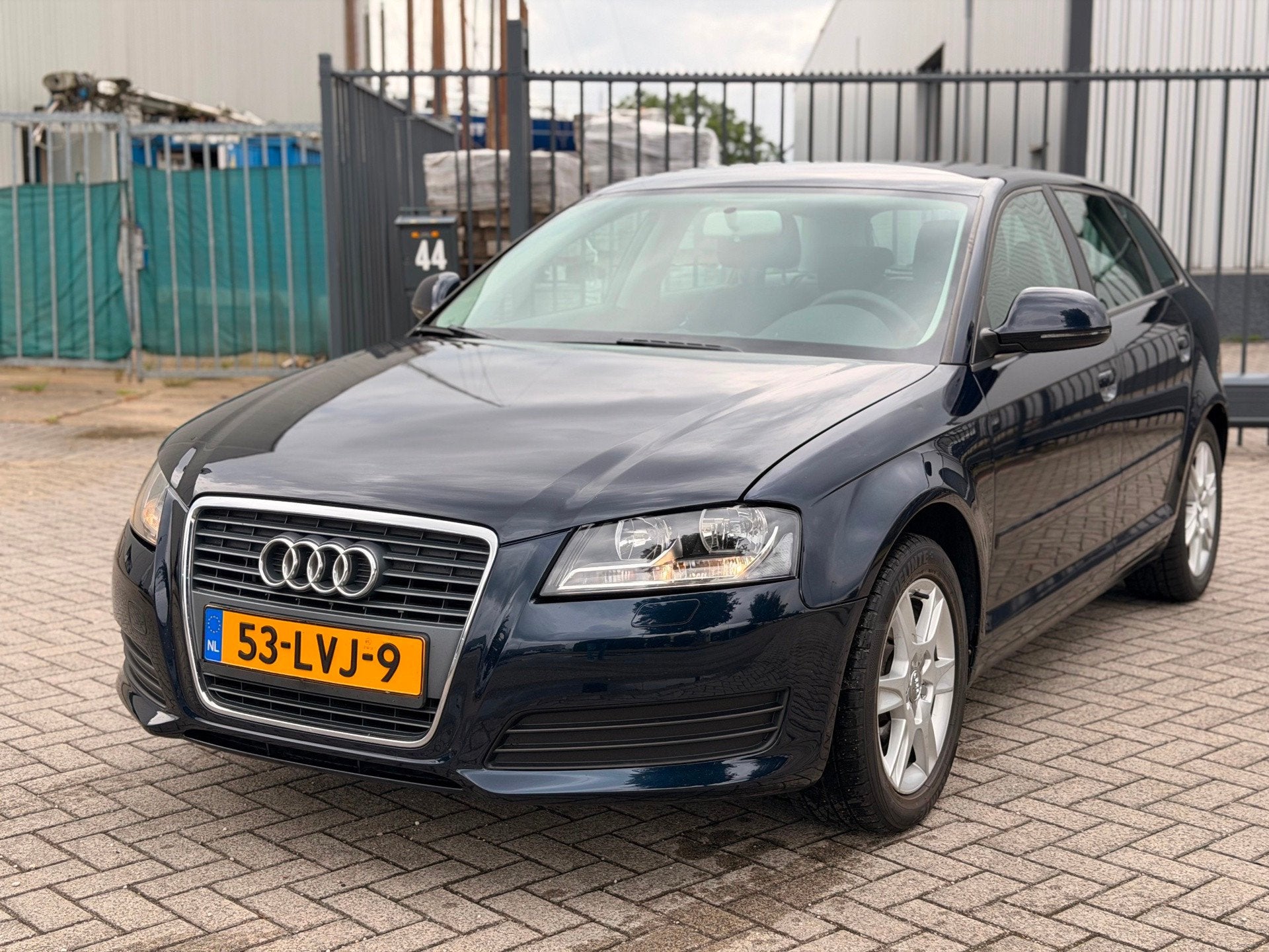 Audi A3 Sportback 1.6 Attraction Pro Line Business Clima Nav, Auto's, Voorwielaandrijving, Gebruikt, Blauw, Automatische klimaatregeling