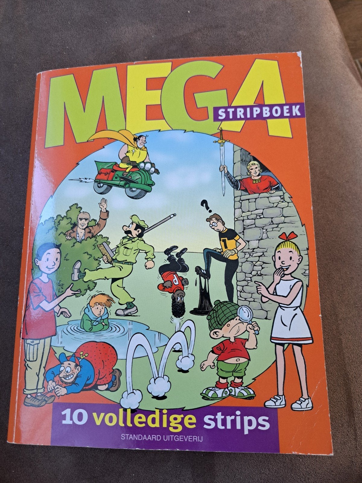 Mega Stripboek - 10 Volledige Strips (2002), Boeken, Stripboeken, Ophalen of Verzenden