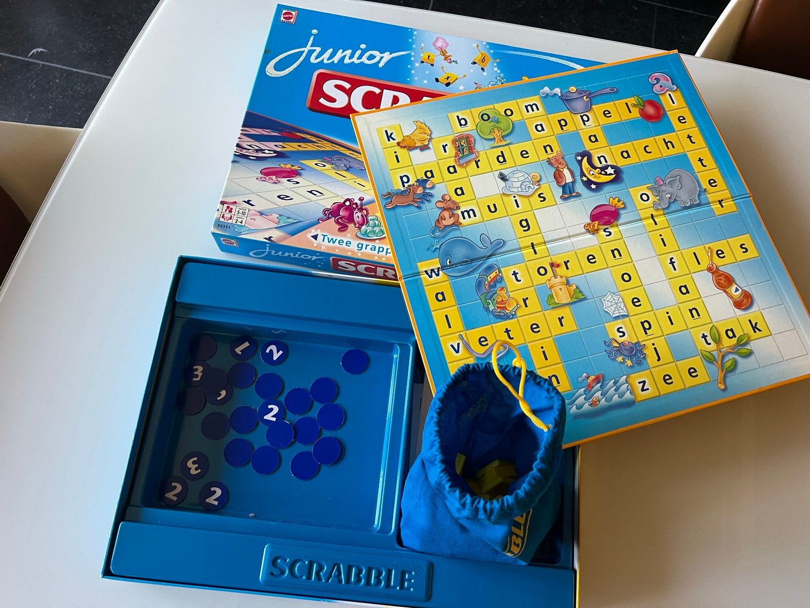 Scrabble Junior - Twee grappige spellen in één, Hobby en Vrije tijd, Drie of vier spelers, Ophalen of Verzenden, Gebruikt