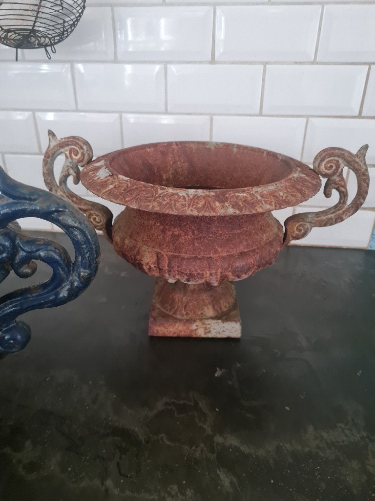 Oude gietijzeren tuinvaas met oren p/st 59,95, Heikant 21 Kaatsheuvel, Gebruikt, Belle Vieille Brocante, Ophalen of Verzenden