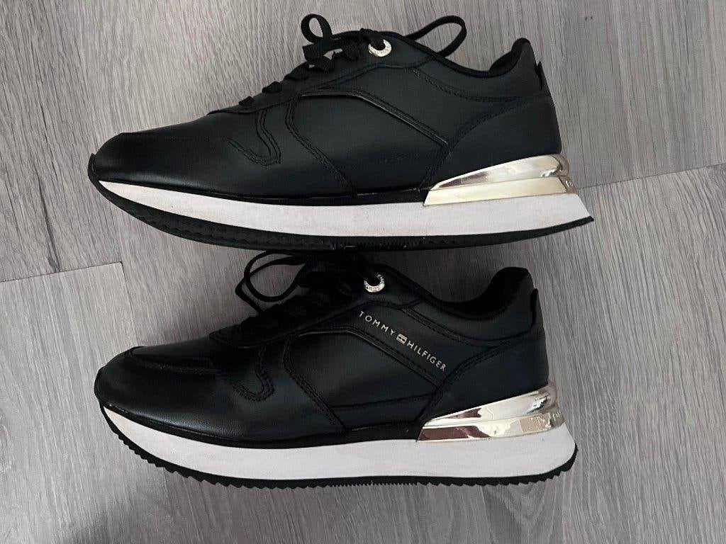 Mooie, zwarte, weinig gedragen Tommy Hilfiger sneakers, mt37, Kleding | Dames, Schoenen, Zwart, Ophalen of Verzenden, Tommy Hilfiger