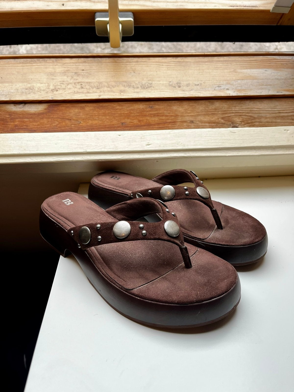 Pull & Bear slippers / sandalen met studs, maat 39, Kleding | Dames, Slippers, Bruin, Ophalen of Verzenden, Gedragen