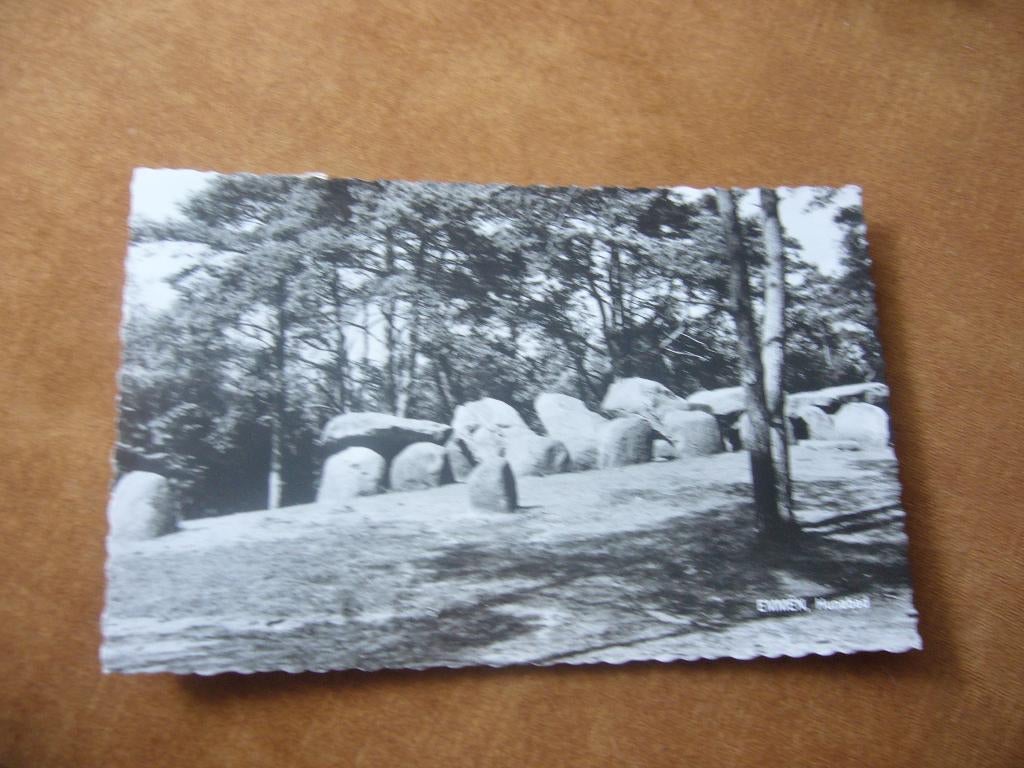 EMMEN  =  HUNEBED, Verzamelen, Ansichtkaarten | Nederland, Ophalen of Verzenden, 1940 tot 1960, Gelopen, Drenthe