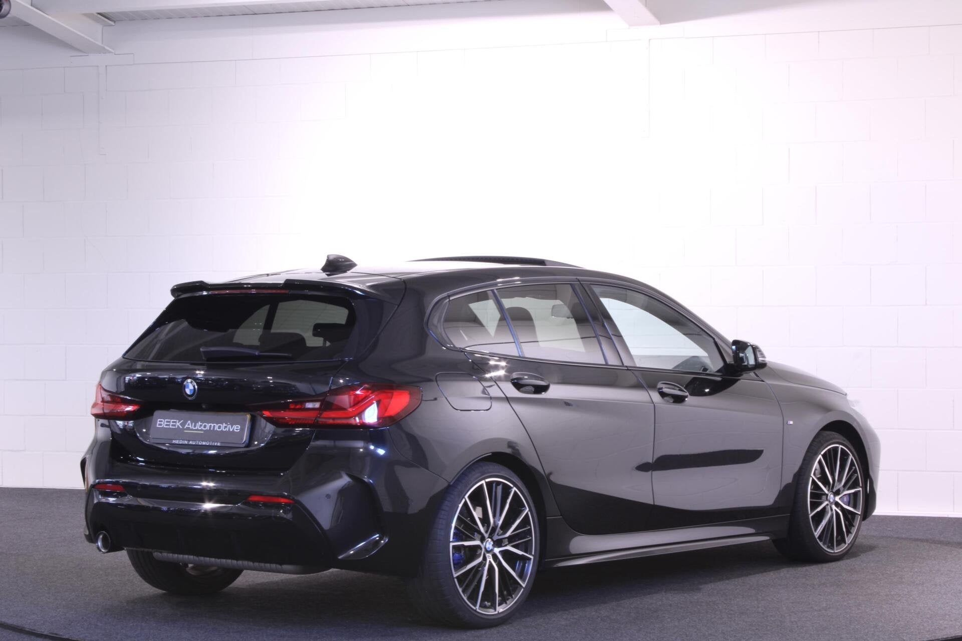 BMW 1-serie 118i | M Sport. Pro | HuD | Harman Kardon | KUIP, Dealer onderhouden, 136 pk, Gebruikt, Met garantie (alle)