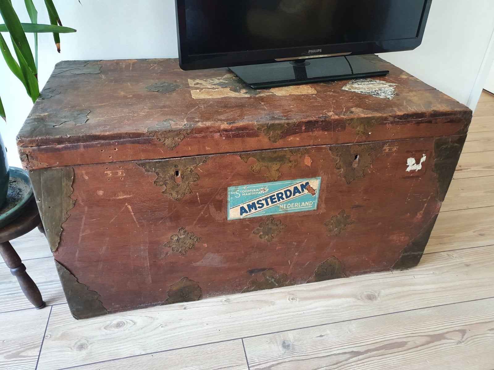 Houten scheepskist met mooie versieringen en plakkaten., Ophalen, Minder dan 50 cm