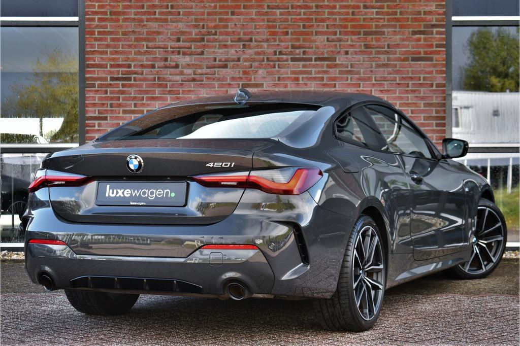 BMW 4 Serie Coupé 420i M-Sport | NL-auto | Dravitgrau | 19i, Auto's, BMW, Automaat, Achterwielaandrijving, Gebruikt, 4 stoelen