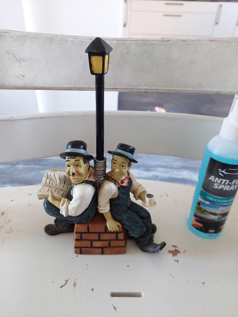 Beeldje van Laurel en Hardy bij lantaarnpaal, Ophalen of Verzenden, Nieuw