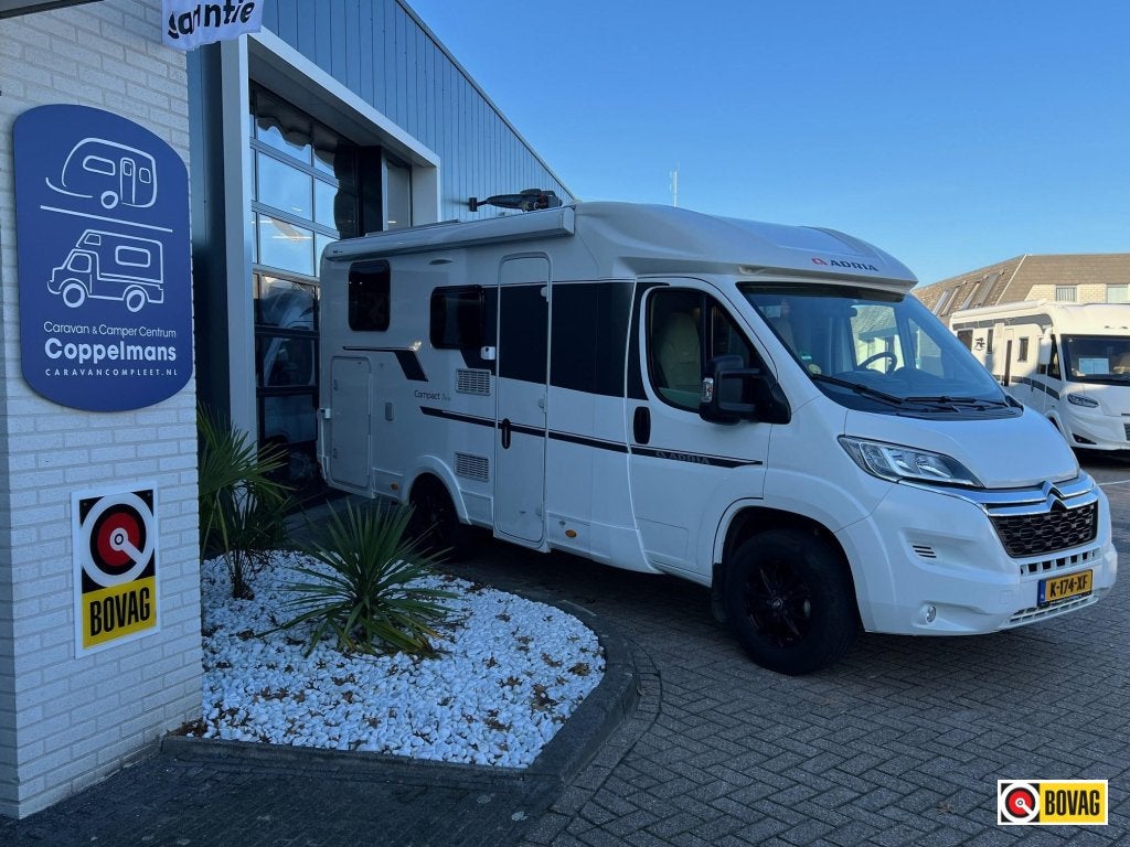 Adria Compact Axess SL Lengtebedden, TV, 1e eigenaar, Caravans en Kamperen, Koelkast, Standaard zit, Ringverwarming, Tot en met 2