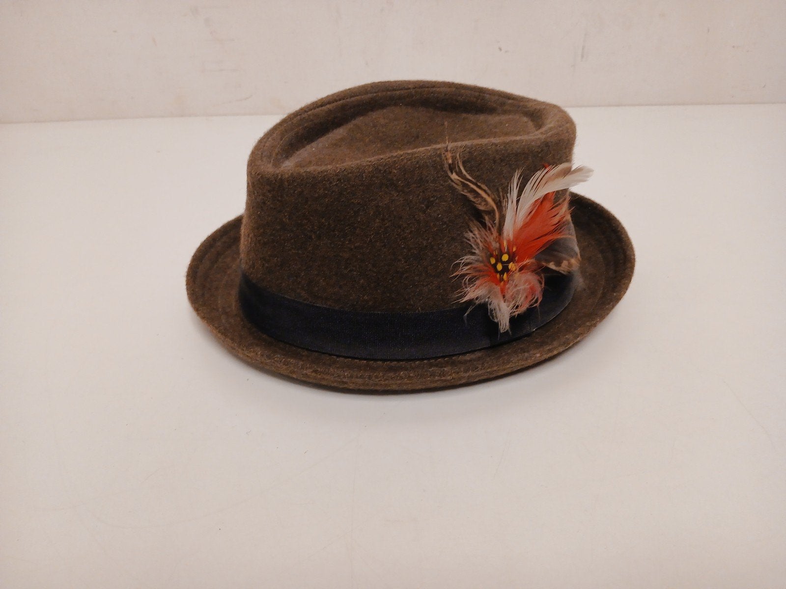 pork pie hat vilt groen met zwarte band maat s/m, Ophalen of Verzenden, Zo goed als nieuw