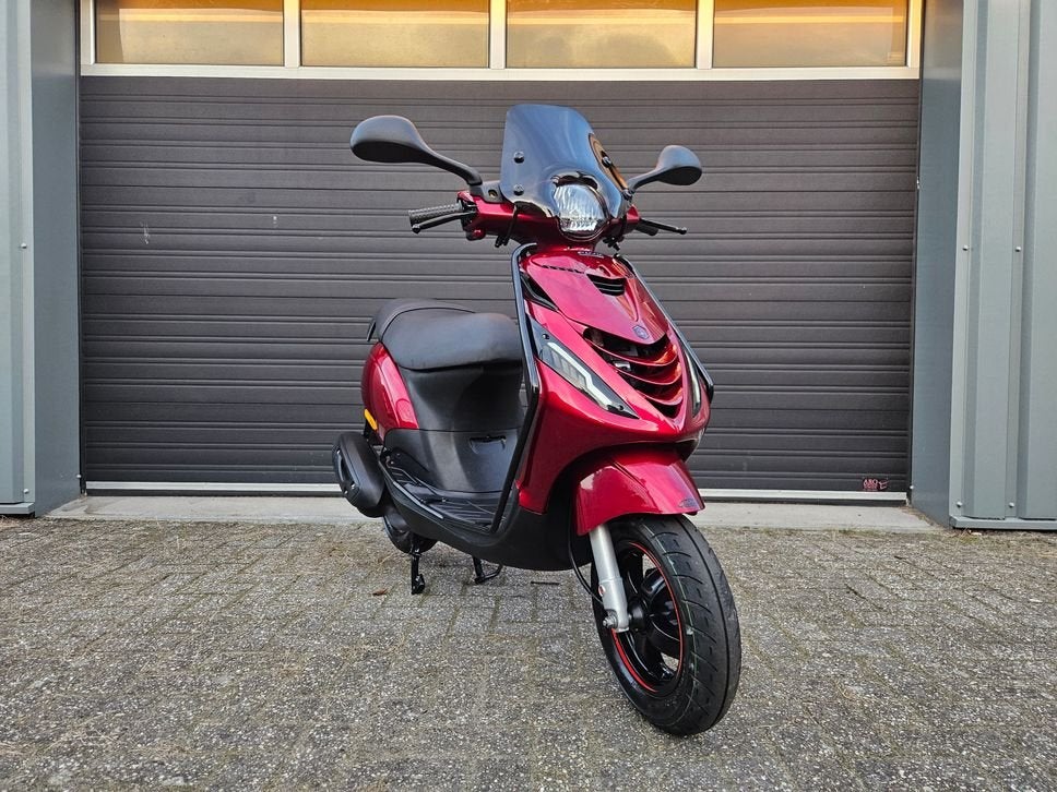 PIAGGIO ZIP 4T E5 BROM BJ 12-2024 CANDY RED 2615 KM + OPTIES, PIAGGIO, Onbekend, 49 cc, Onbekend