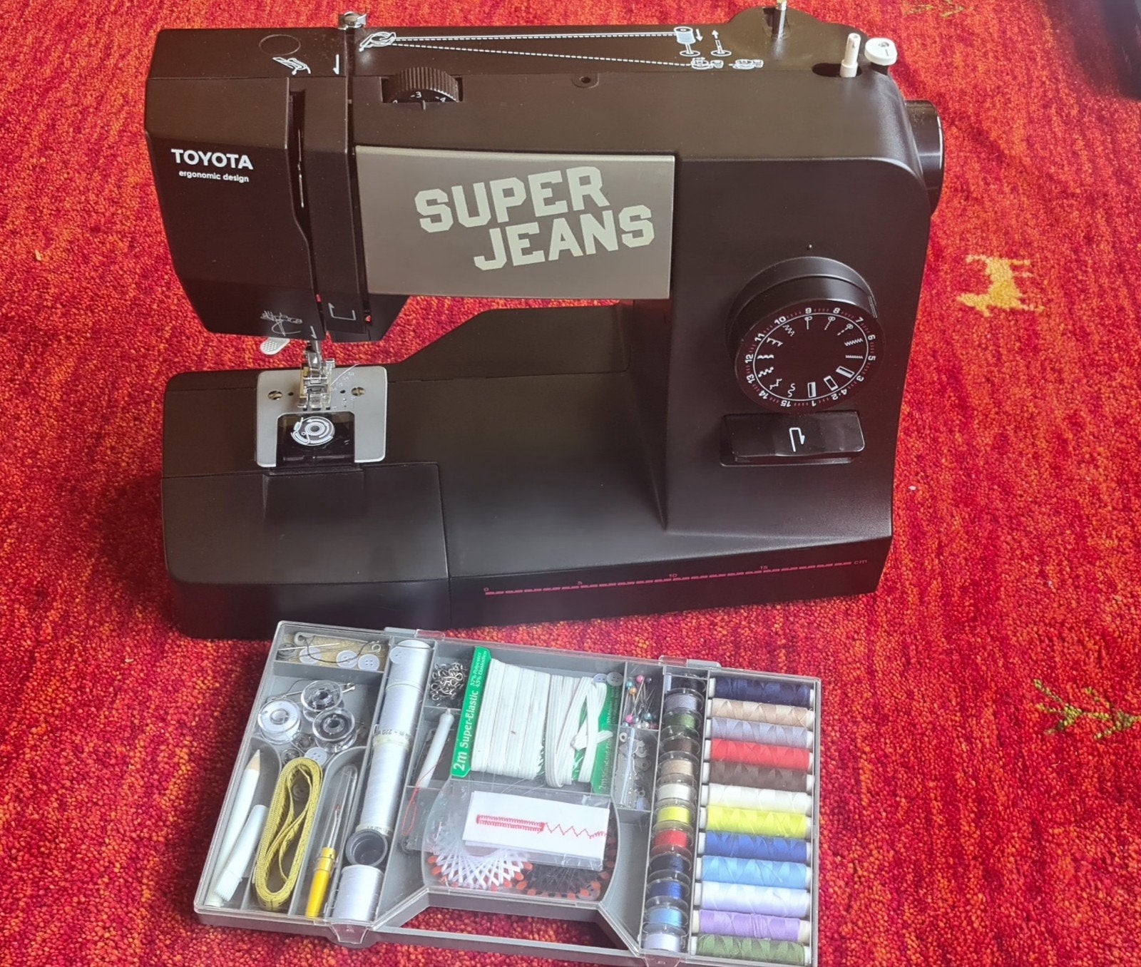Toyota Super Jeans J15 Naaimachine met accessoires, Hobby en Vrije tijd, Ophalen, Gebruikt, Naaimachine
