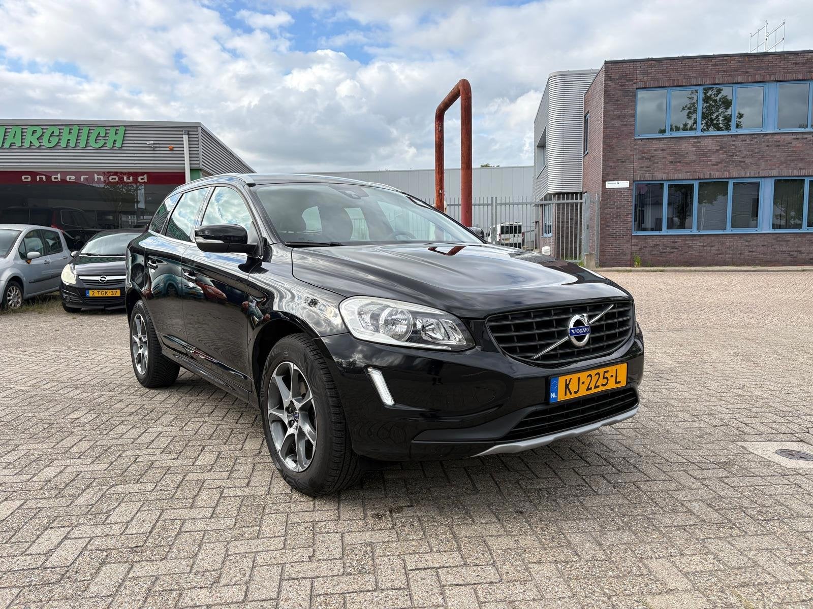 Volvo XC60 2.0 D4 FWD Ocean Race AUTOMAAT, Auto's, Dealer onderhouden, Euro 6, 1969 cc, Zwart