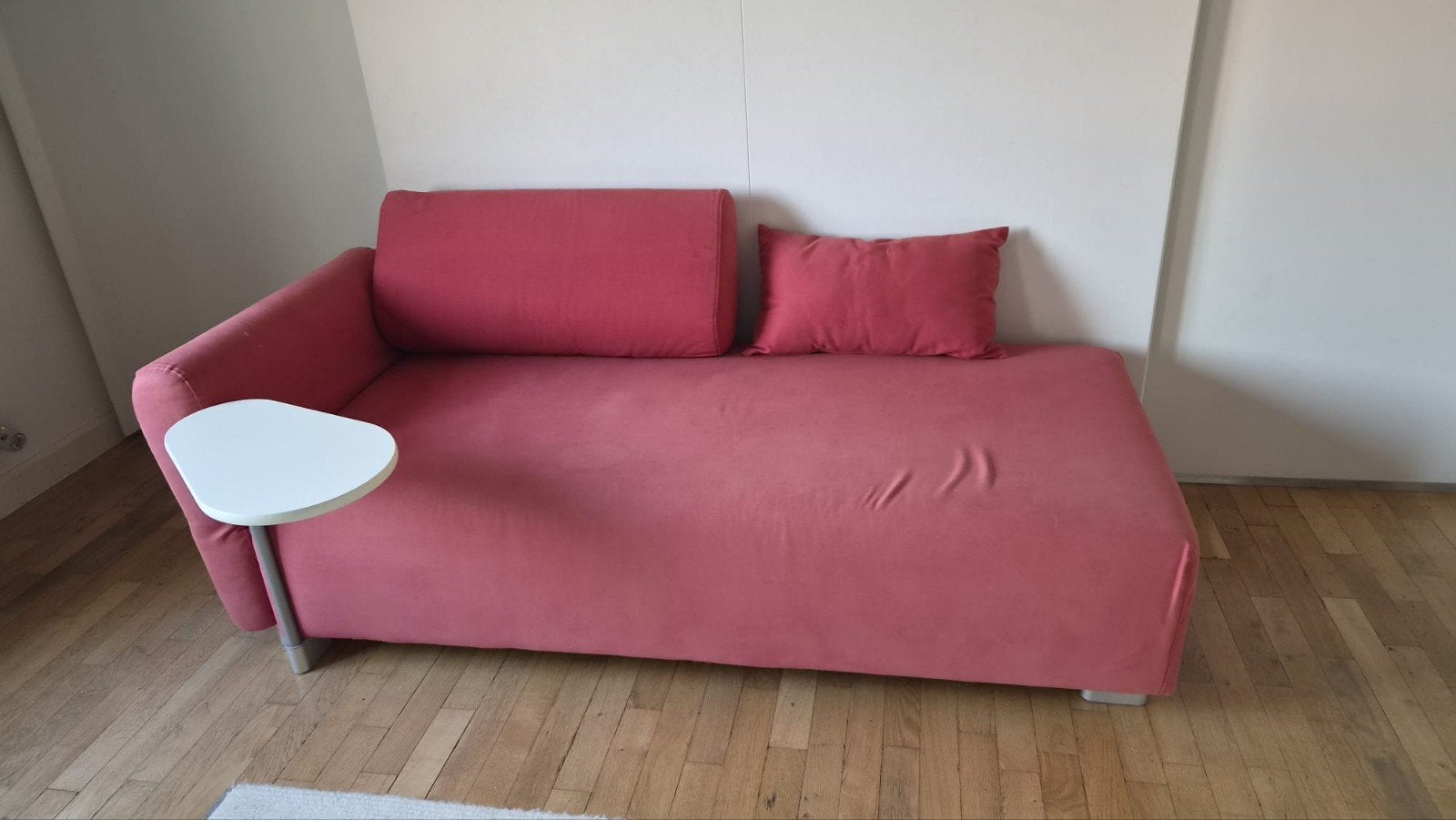 Comfortabele roze / rode slaapbank met afneembaar tafeltje, Huis en Inrichting, Ophalen, Gebruikt, Eenpersoons, Modern, Functioneel
