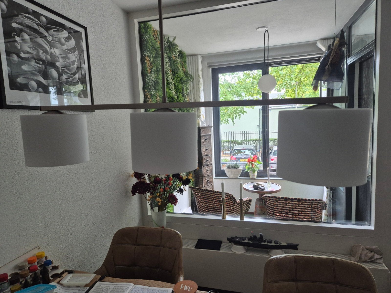 Moderne hanglamp met 3 melkglazen kappen, Ophalen, E27 (groot), Zo goed als nieuw, Glas