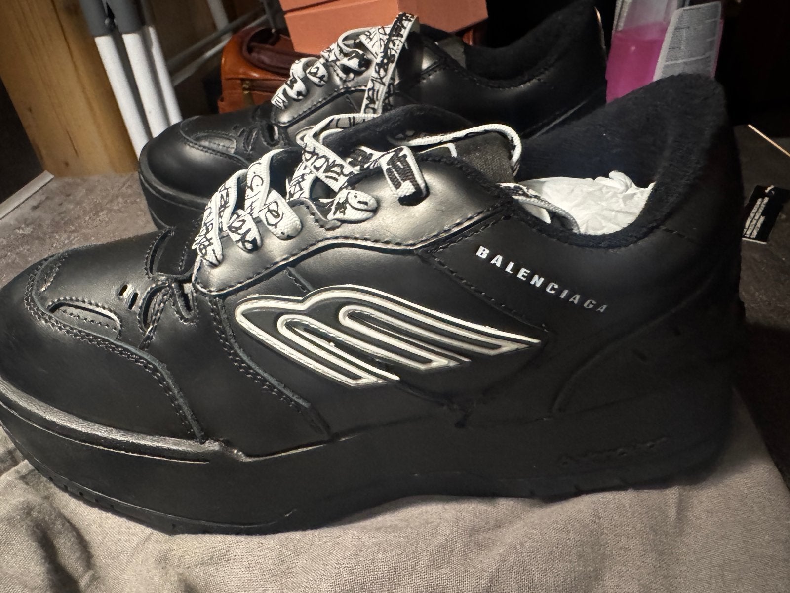size 38 only Balenciaga Hamptons Distressed Leren Sneakers, Ophalen of Verzenden, Zo goed als nieuw, Zwart, Sneakers of Gympen