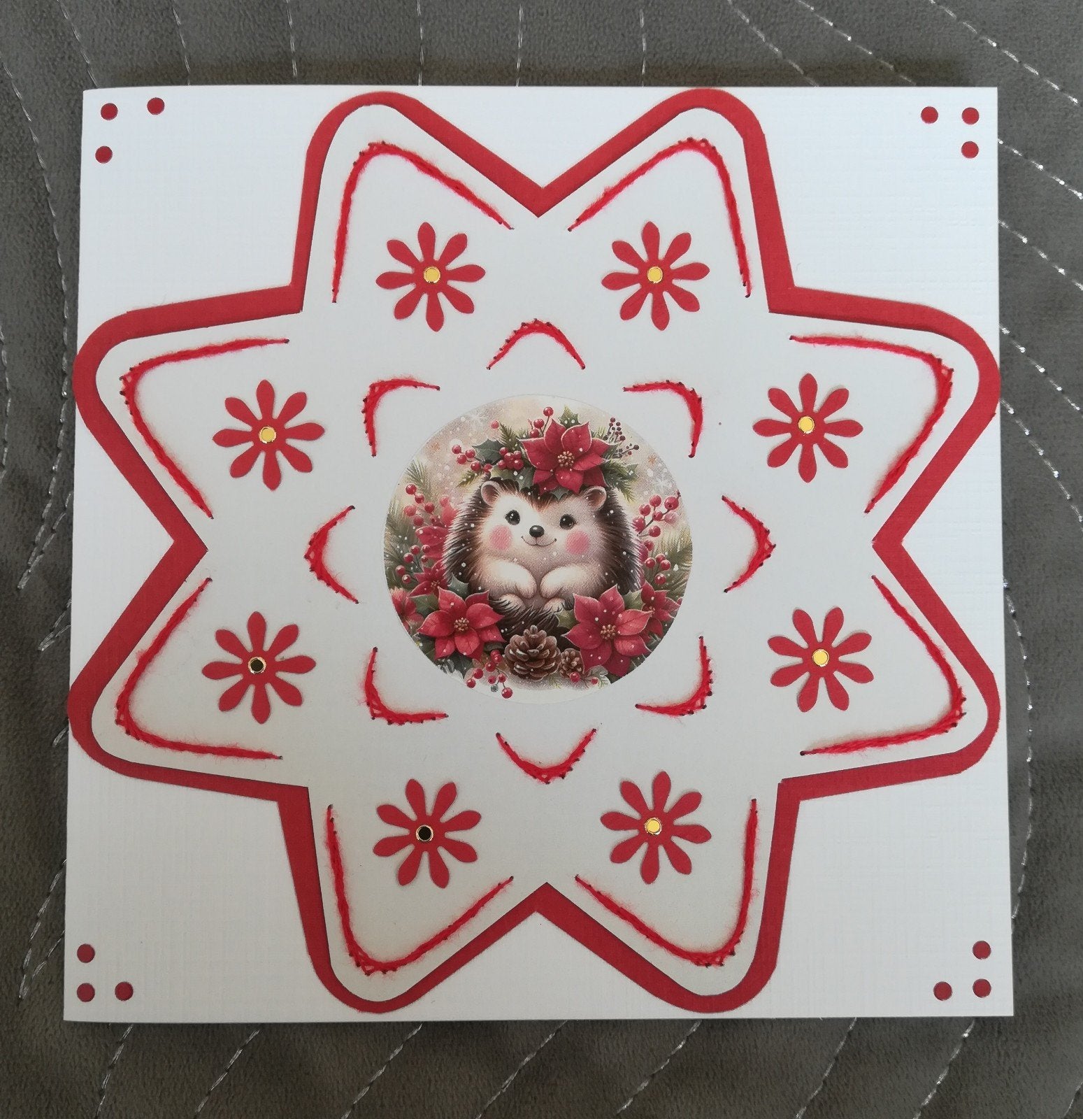 Zelfgemaakte kerstkaart kerst egel ster geborduurd, Ophalen of Verzenden, Nieuw, Kerst
