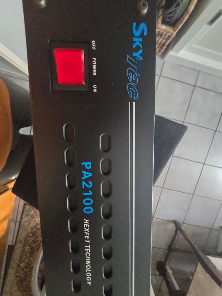 SkyTec PA2100 Hexfet Technology Stereo Eindversterker, Gebruikt, 120 watt of meer, Stereo, Ophalen
