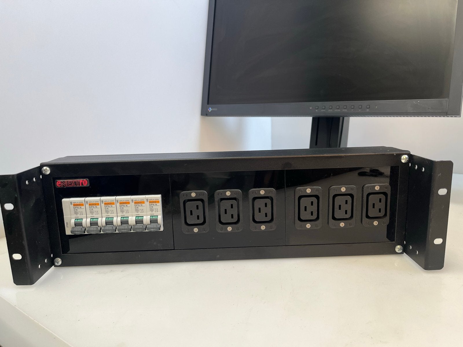 Enextro PDU met 6x C16 automaten en 6x C13 uitgangen, Ophalen of Verzenden, Gebruikt, Overige typen