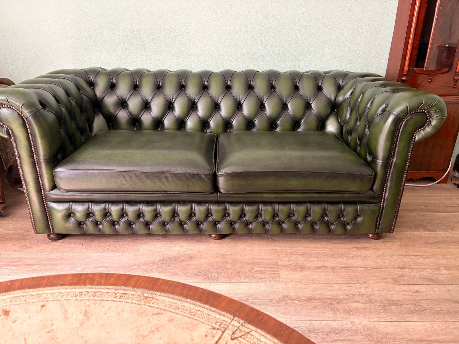 Originele groene Chesterfield 2-zitsbank - Springvale leer, Ophalen, Zo goed als nieuw, Tweepersoons, Leer